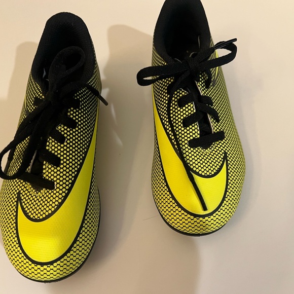 NIKE JR BRAVATA II KIDS SOCCER CLEATS 
BLACK/VOLT UNISEX. BRAND NEW - Picture 1 of 8